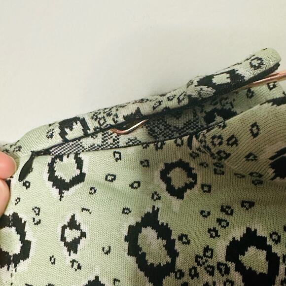 St. John Light Green Snake Pattern Geometric Shape Mock Neck Top Size Medium - Picture 4 of 9